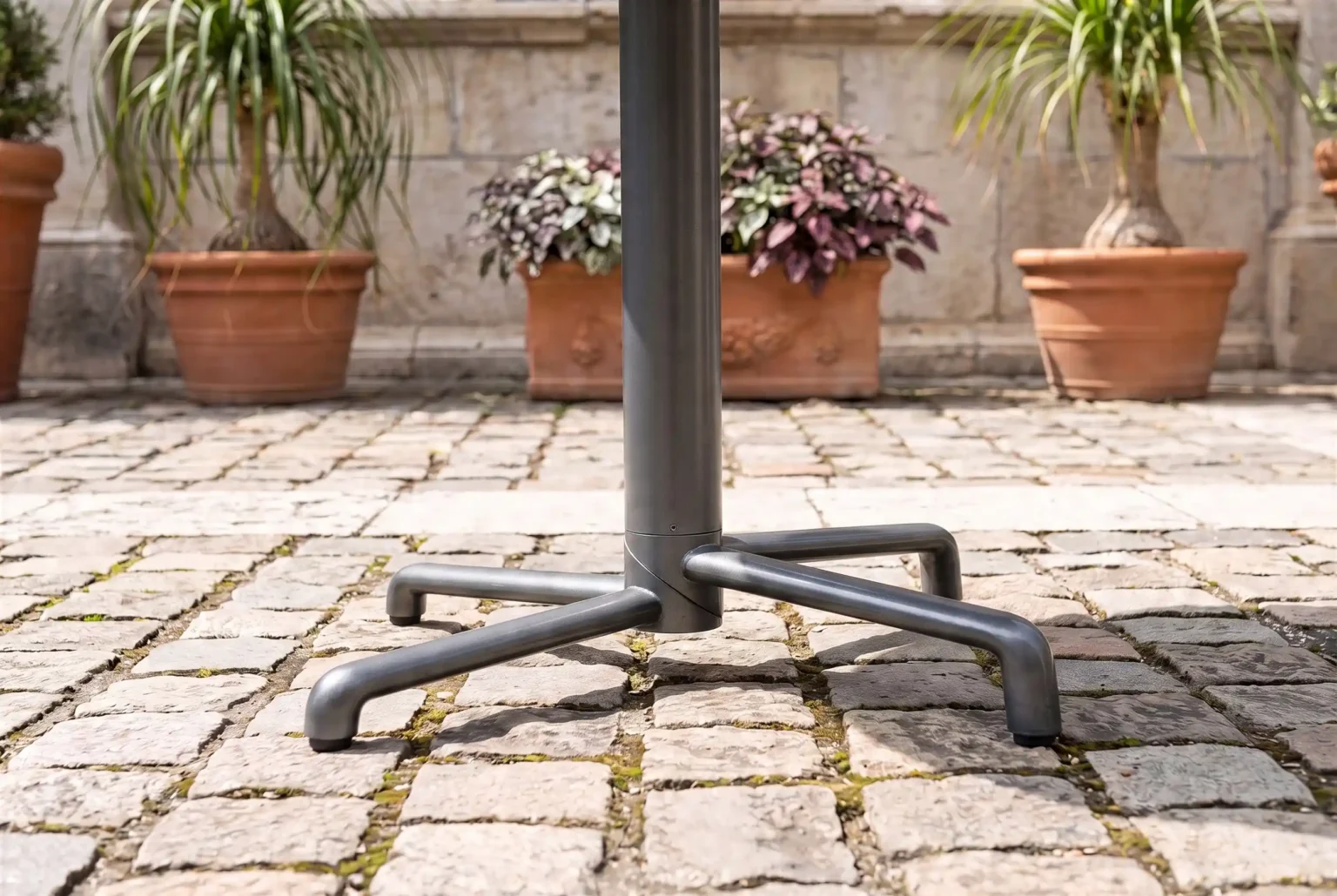 Kettler lifestyle image: table base detail on cobblestones