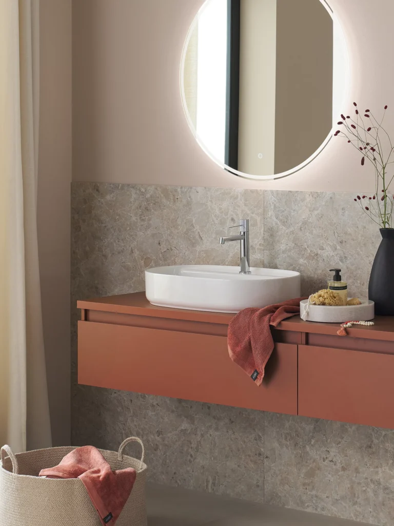 Puris Badmöbel Milieubild: Waschtischunterschrank in Terracotta mit rundem Spiegel